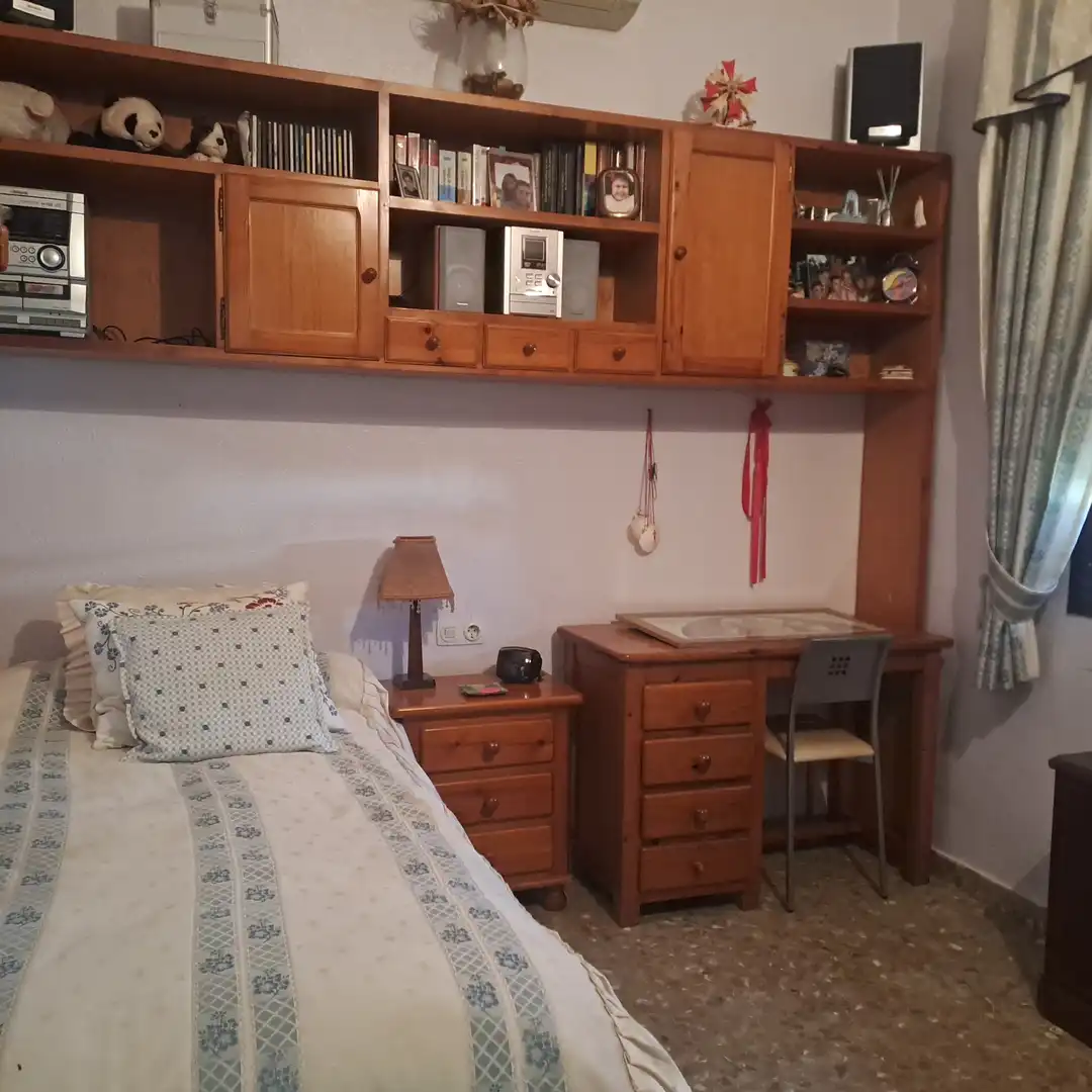 Dormitori de Casa adosada en venda en Dos Hermanas amb Aire condicionat, Traster i Piscina comunitària