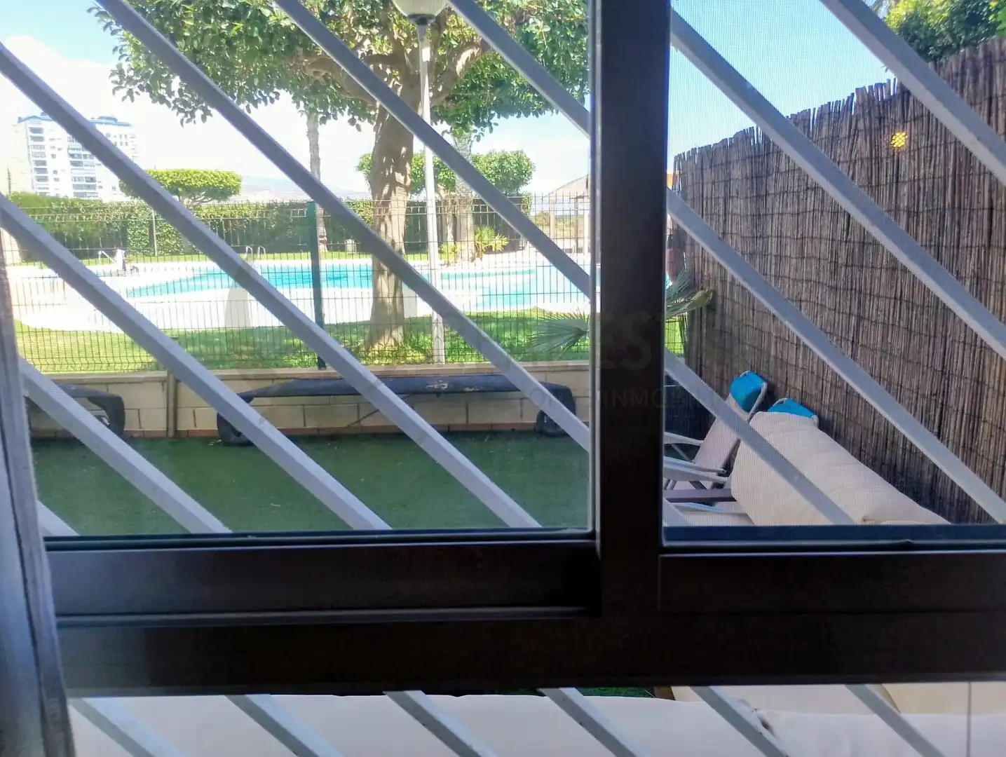 Terrasse von Erdgeschoss zur Miete in El Campello mit Klimaanlage, Privatgarten und Möbliert