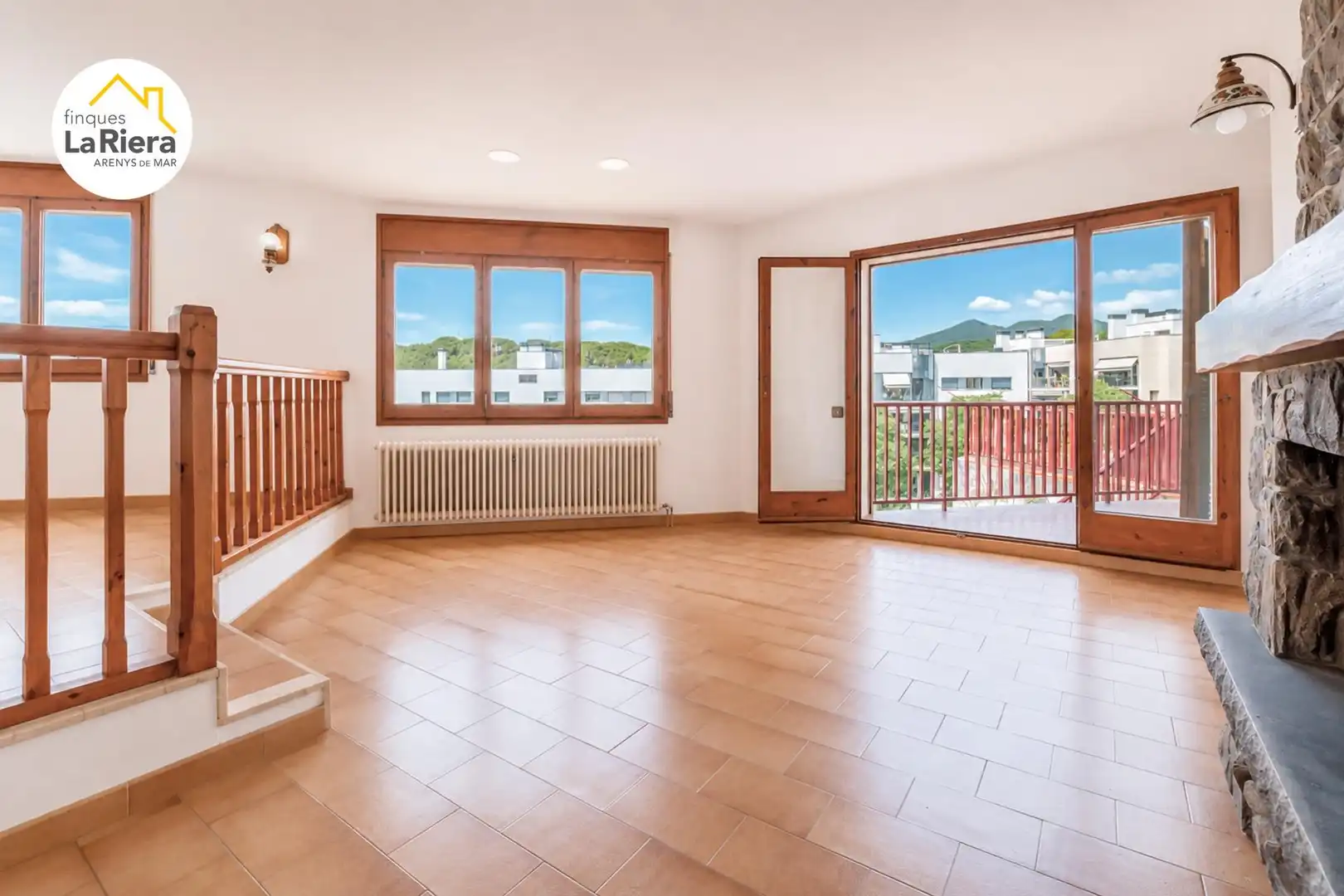 Sala d'estar de Casa o xalet en venda en Arenys de Mar amb Calefacció, Jardí privat i Terrassa
