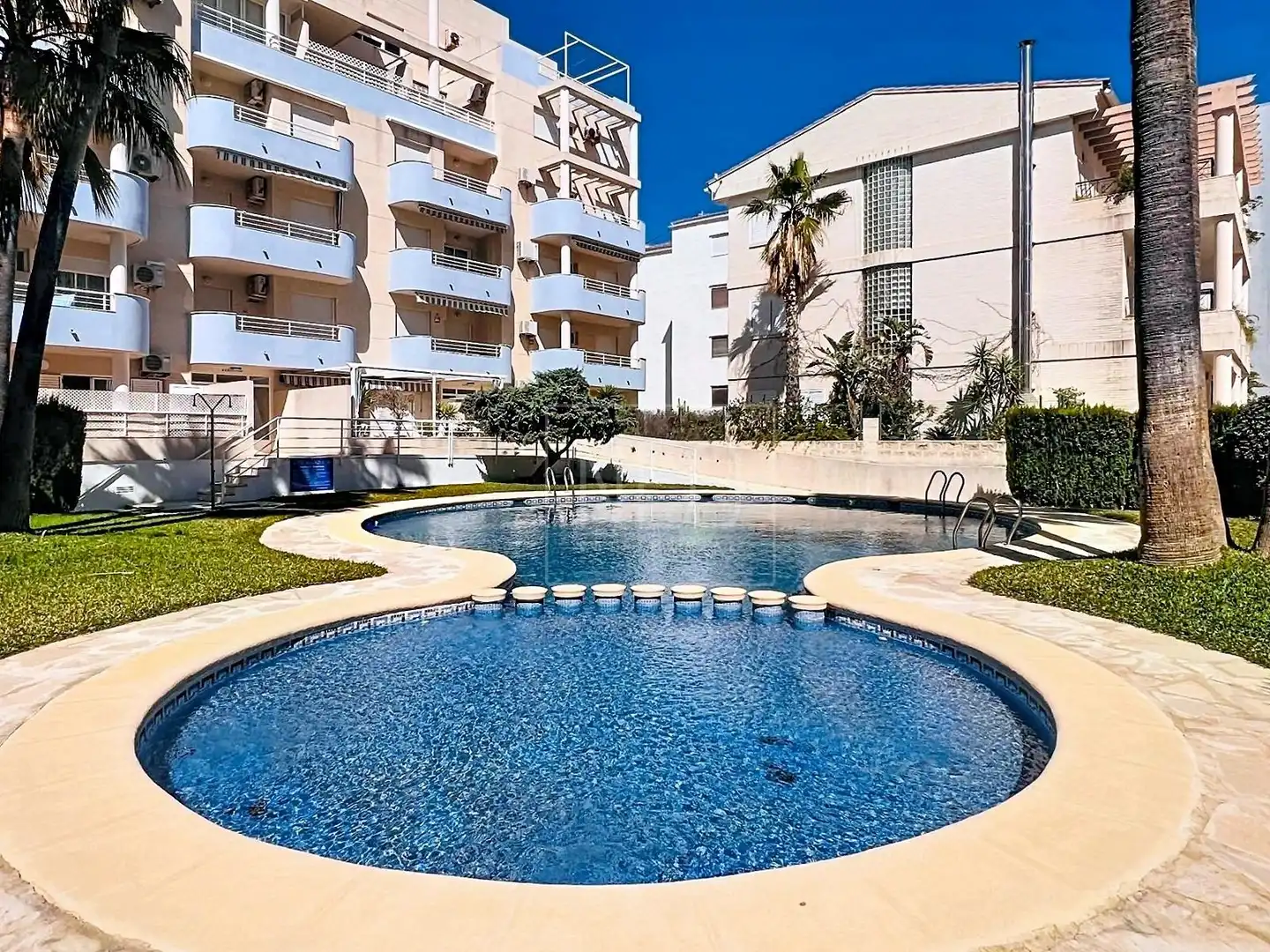Schwimmbecken von Wohnung zum Verkauf in Piles mit Klimaanlage, Heizung und Terrasse