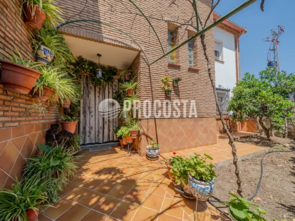 Vista exterior de Casa o xalet en venda en Fuente Vaqueros amb Aire condicionat, Jardí privat i Terrassa