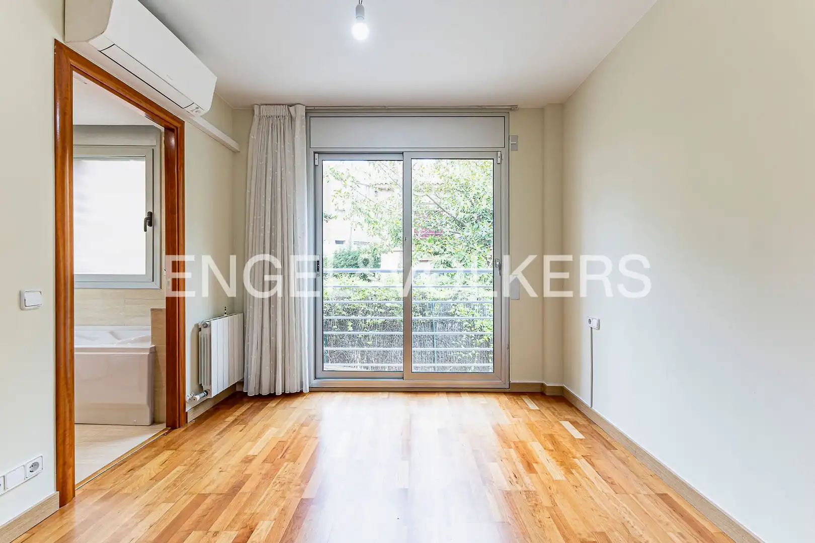 Schlafzimmer von Einfamilien-Reihenhaus zum Verkauf in Barcelona mit Heizung