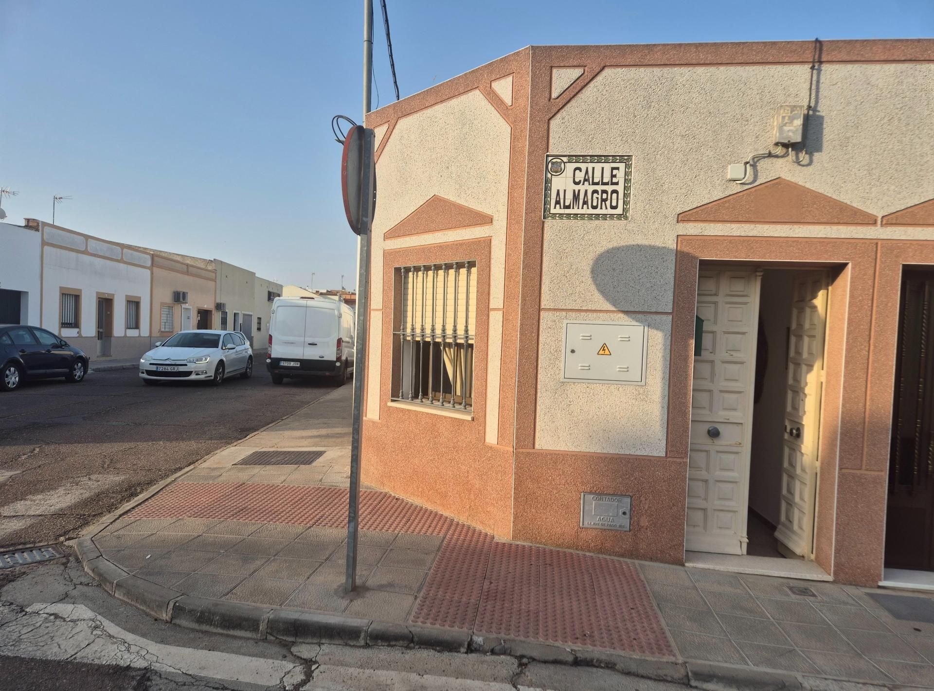 Vista exterior de Casa adosada en venda en Montijo amb Calefacció