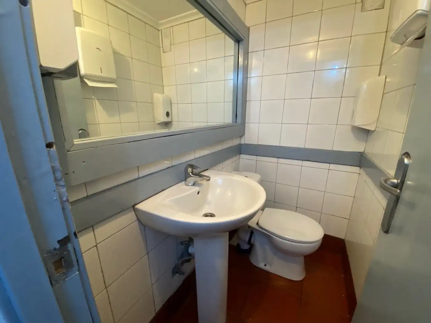 Badezimmer von Geschaftsraum zum Verkauf in Santander mit Klimaanlage