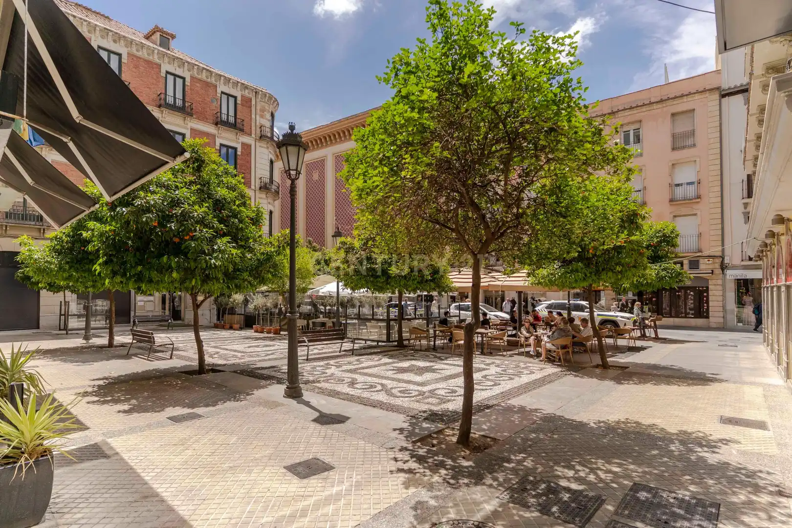 Vista exterior de Local en venda en Granada amb Aire condicionat