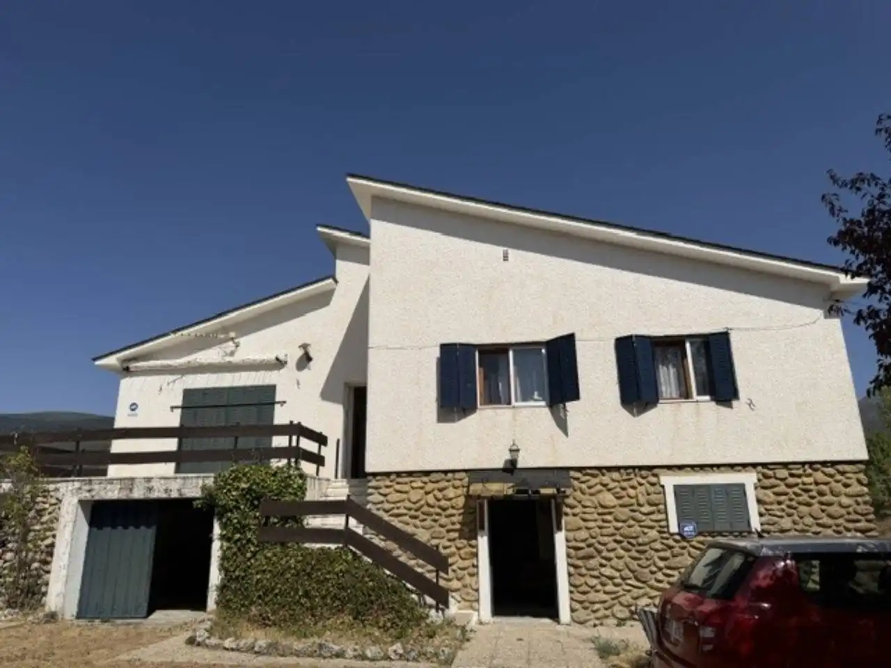Vista exterior de Casa o xalet en venda en Rascafría amb Jardí privat, Terrassa i Moblat