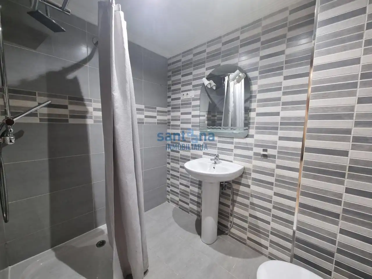 Bathroom of Flat for sale in León Capital   with Heating, Parquet flooring and Terrace
