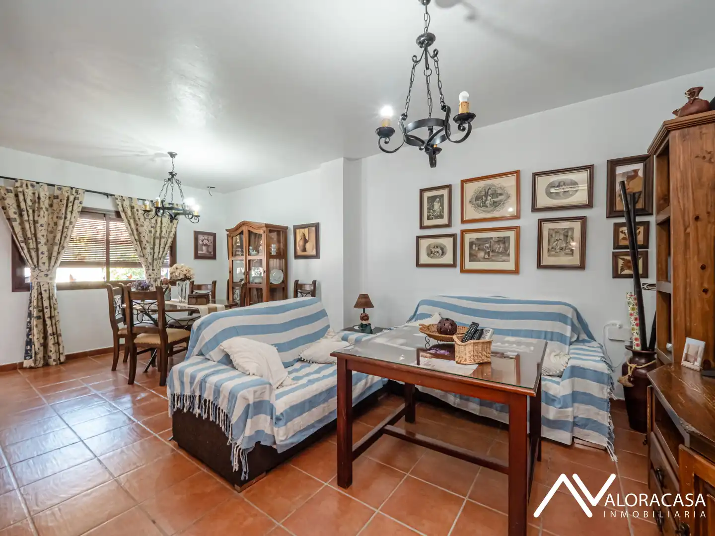 Sala d'estar de Casa adosada en venda en Pizarra amb Aire condicionat, Moblat i Forn