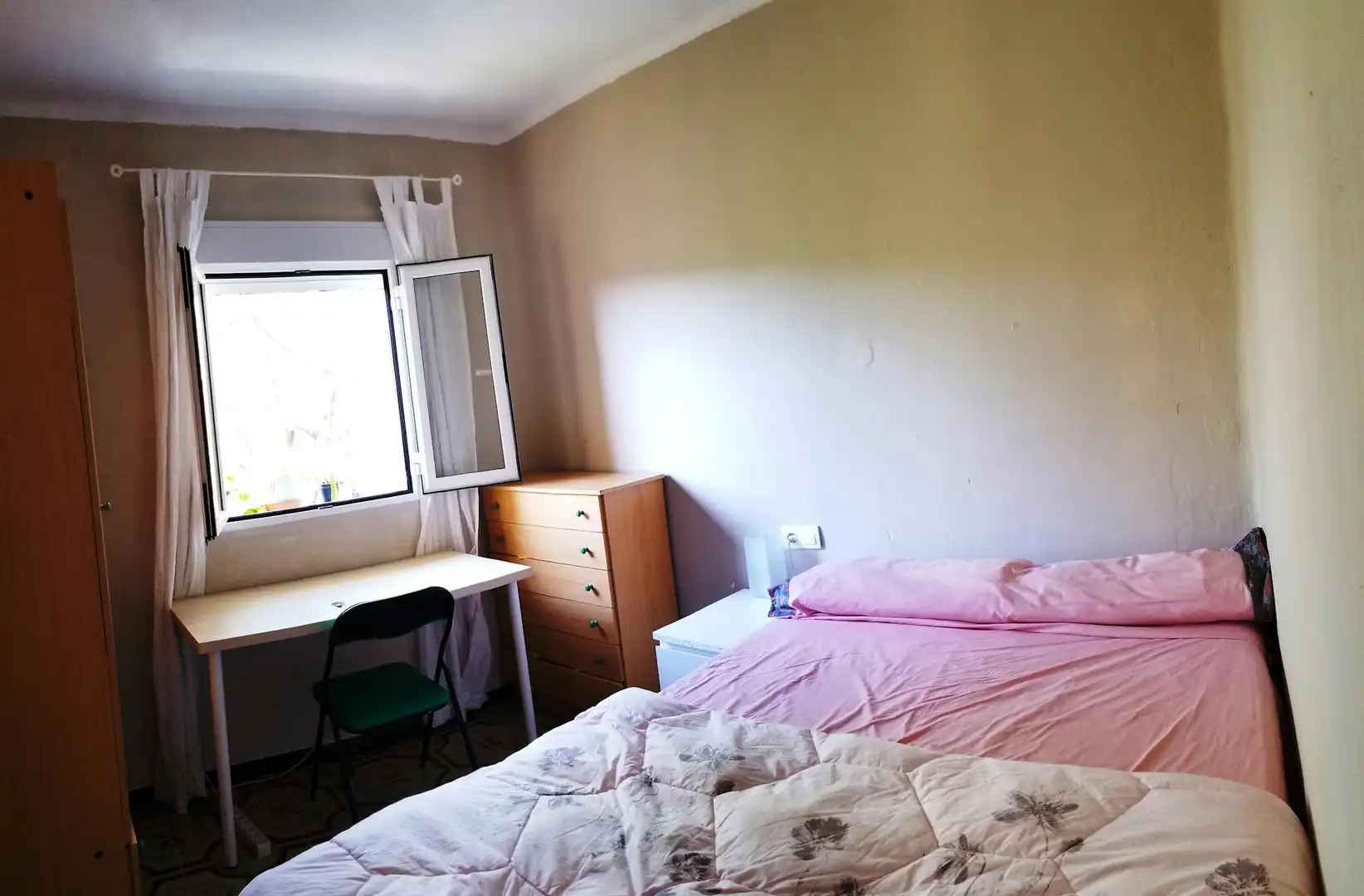 Bedroom of Flat for share in Cerro - Amate