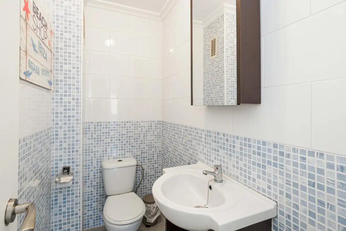 Bathroom of Flat for sale in Camas  with Air Conditioner, Heating and Storage room