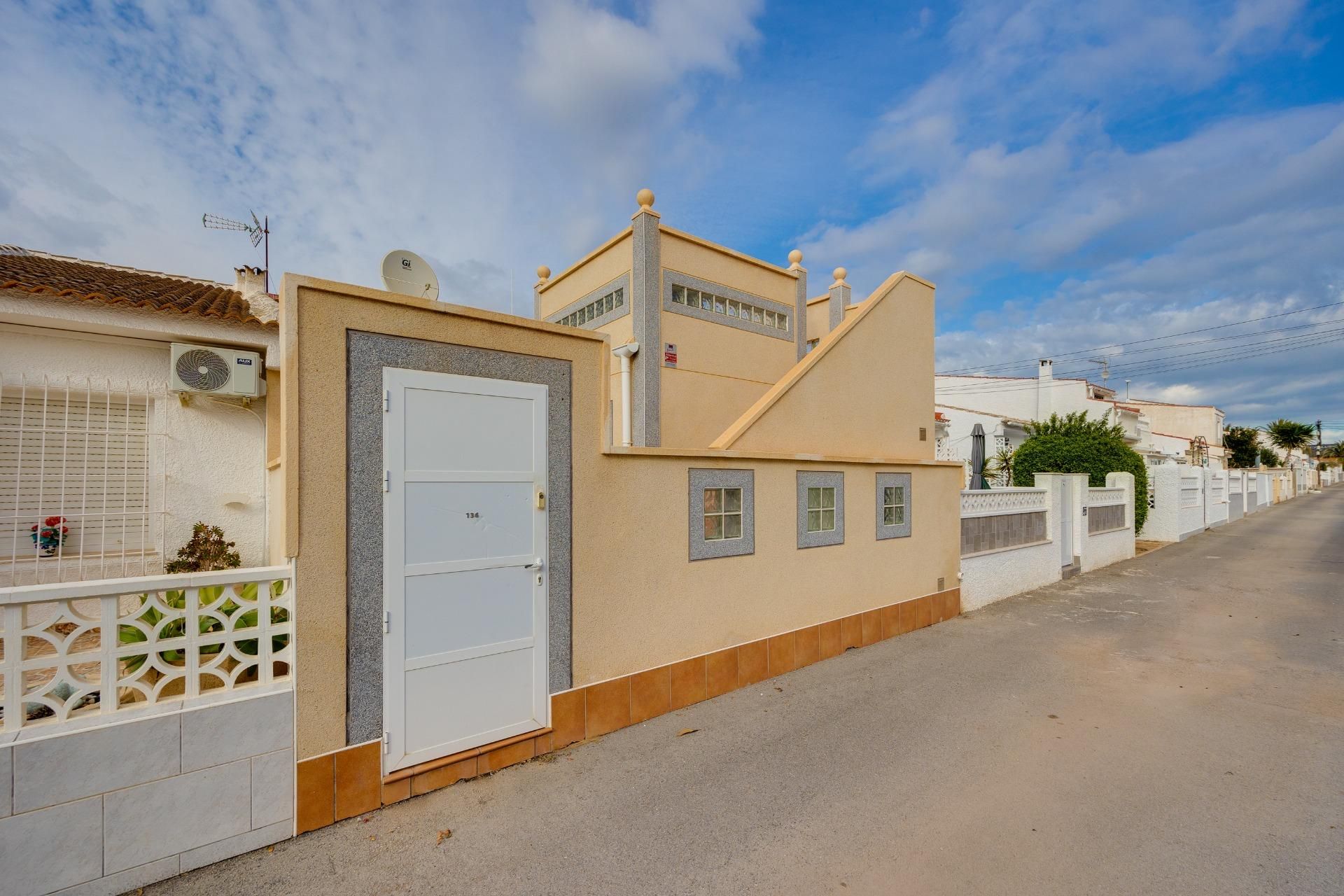Single-family semi-detached for sale in Zona Carrefour - Urbanizaciones