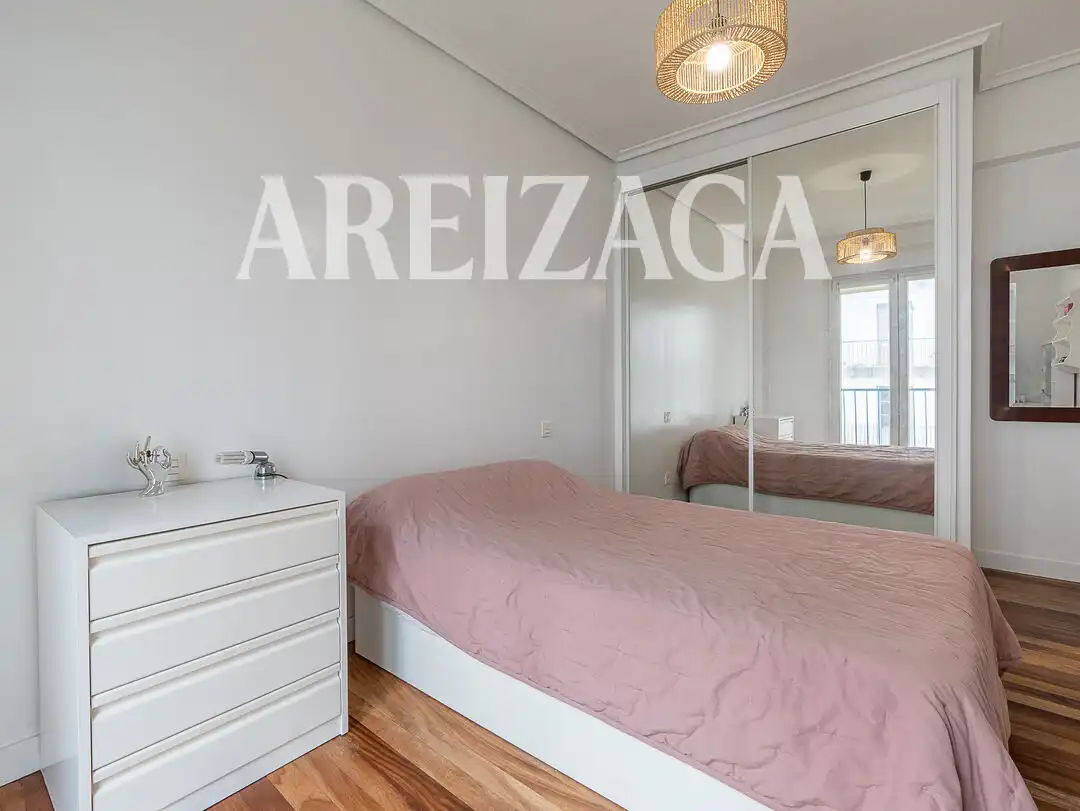 Habitación de Piso en venta en Donostia - San Sebastián  con Calefacción y Balcón