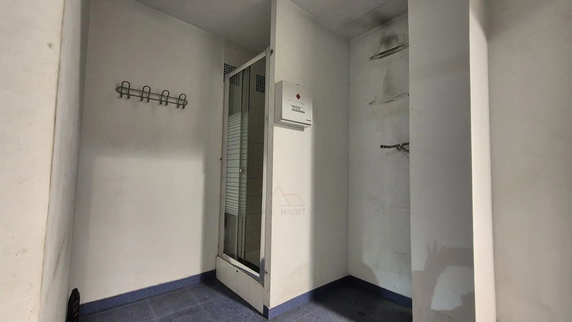 Badezimmer von Fabrikhallen zur Miete in Lleida