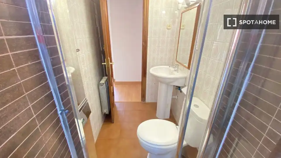 Bathroom of Flat for rent in Madrid  with Air Conditioner, Heating and Furnished