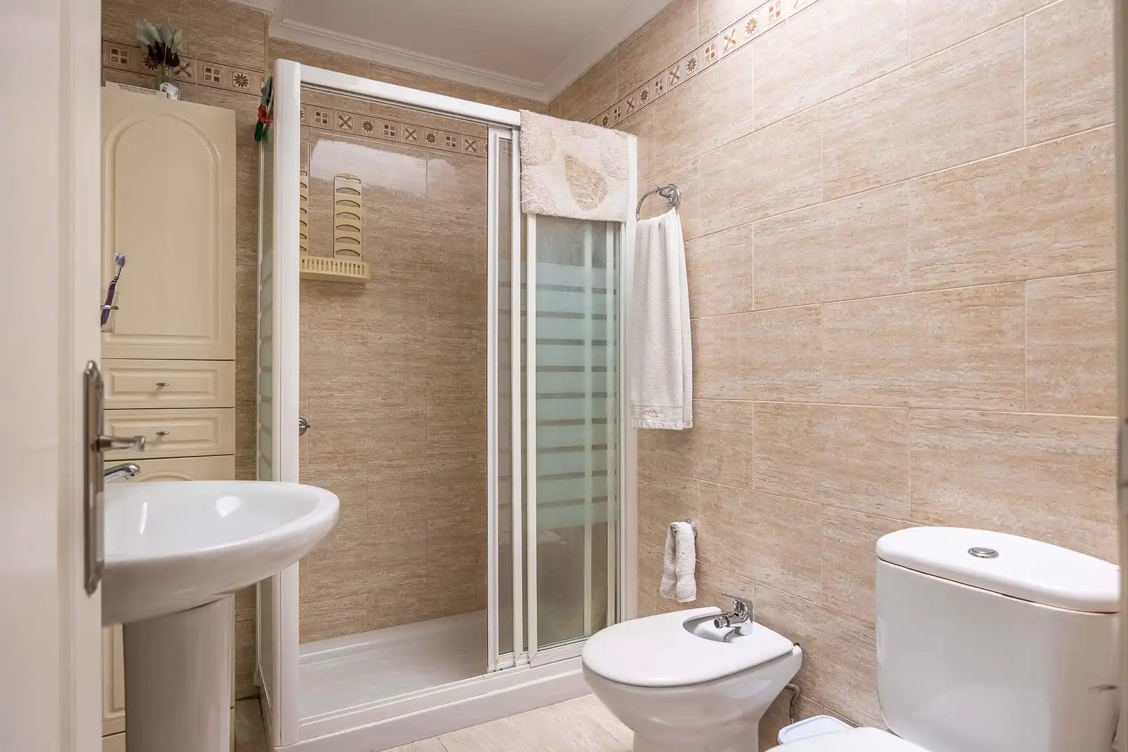 Bathroom of Houses for sale in Sevilla  with Air Conditioner, Terrace and Storage room