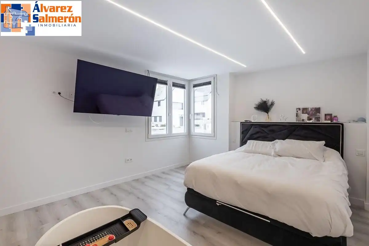 Dormitori de Casa adosada en venda en Albolote amb Jardí privat, Piscina i Alarma
