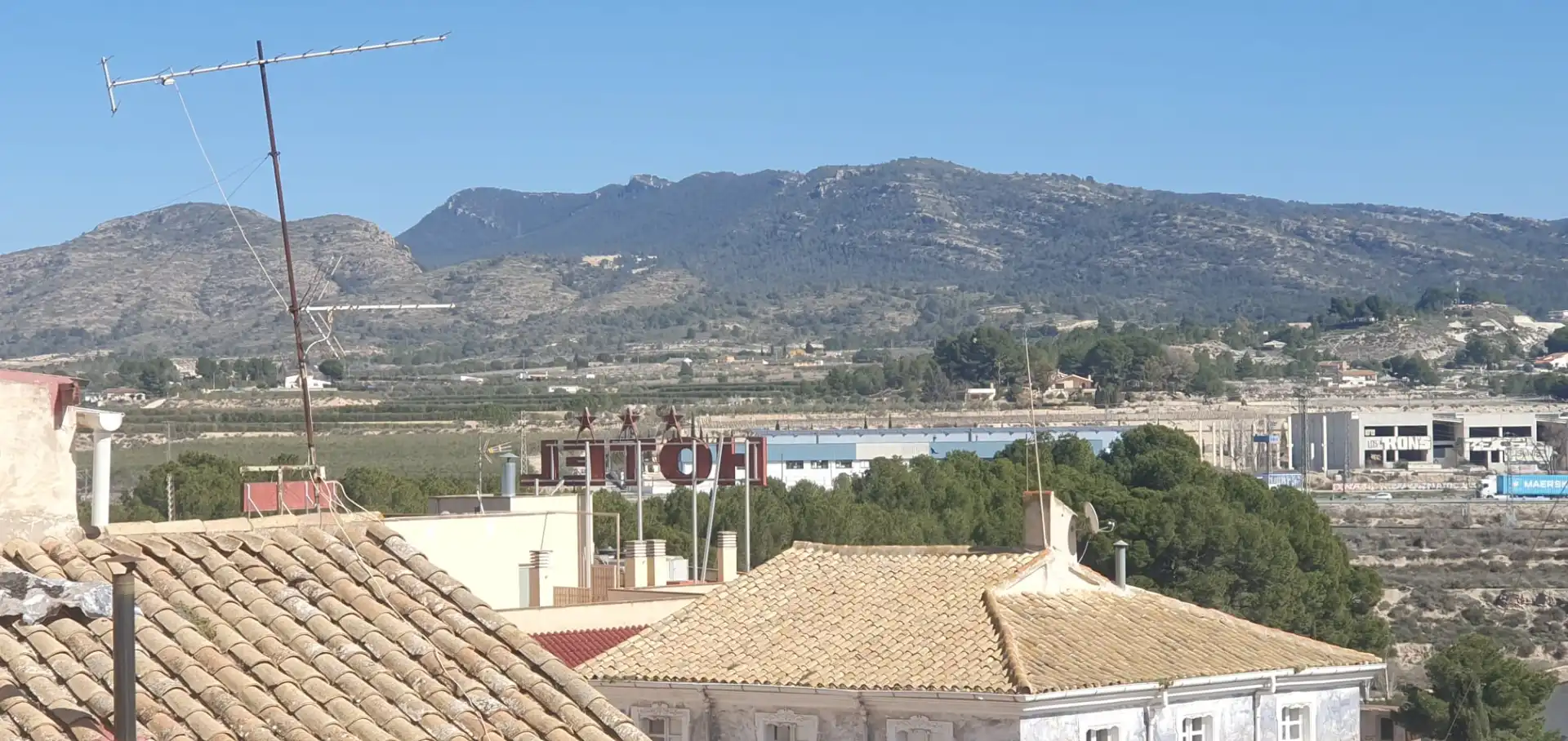 Vista exterior de Casa adosada en venda en Sax amb Traster, Moblat i Forn