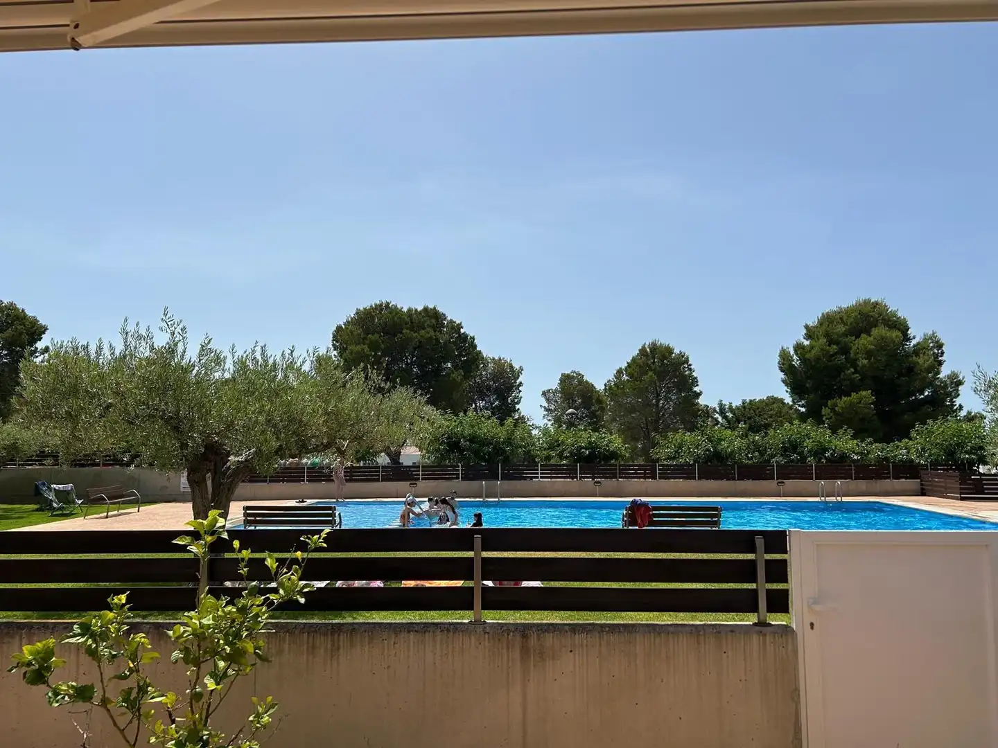 Schwimmbecken von Einfamilien-Reihenhaus zum Verkauf in Alcanar mit Klimaanlage, Privatgarten und Abstellraum