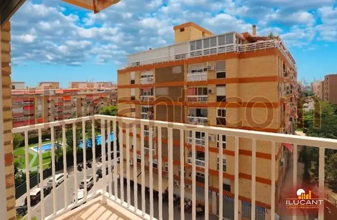 Vista exterior de Pis en venda en Alicante / Alacant amb Aire condicionat, Terrassa i Moblat