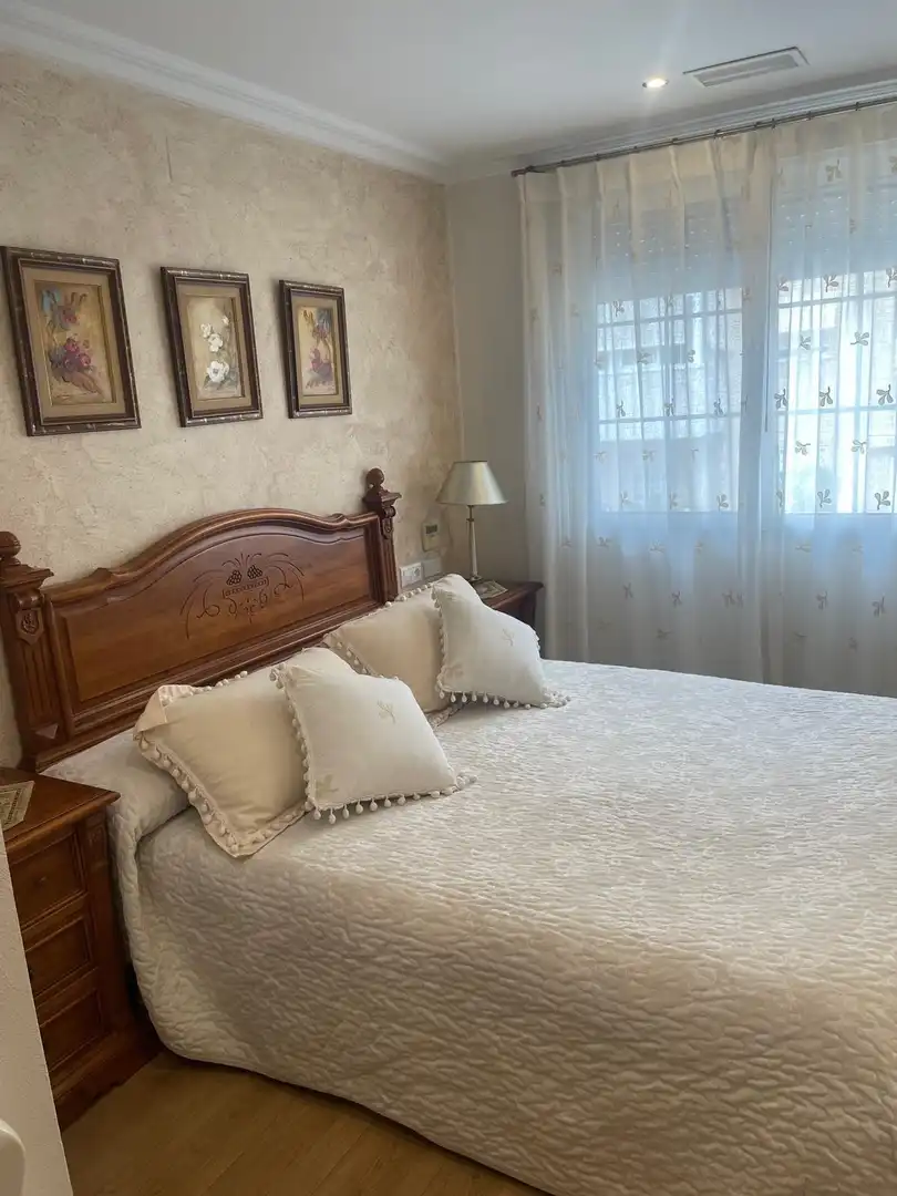 Dormitori de Casa adosada en venda en Elche / Elx amb Aire condicionat, Calefacció i Jardí privat