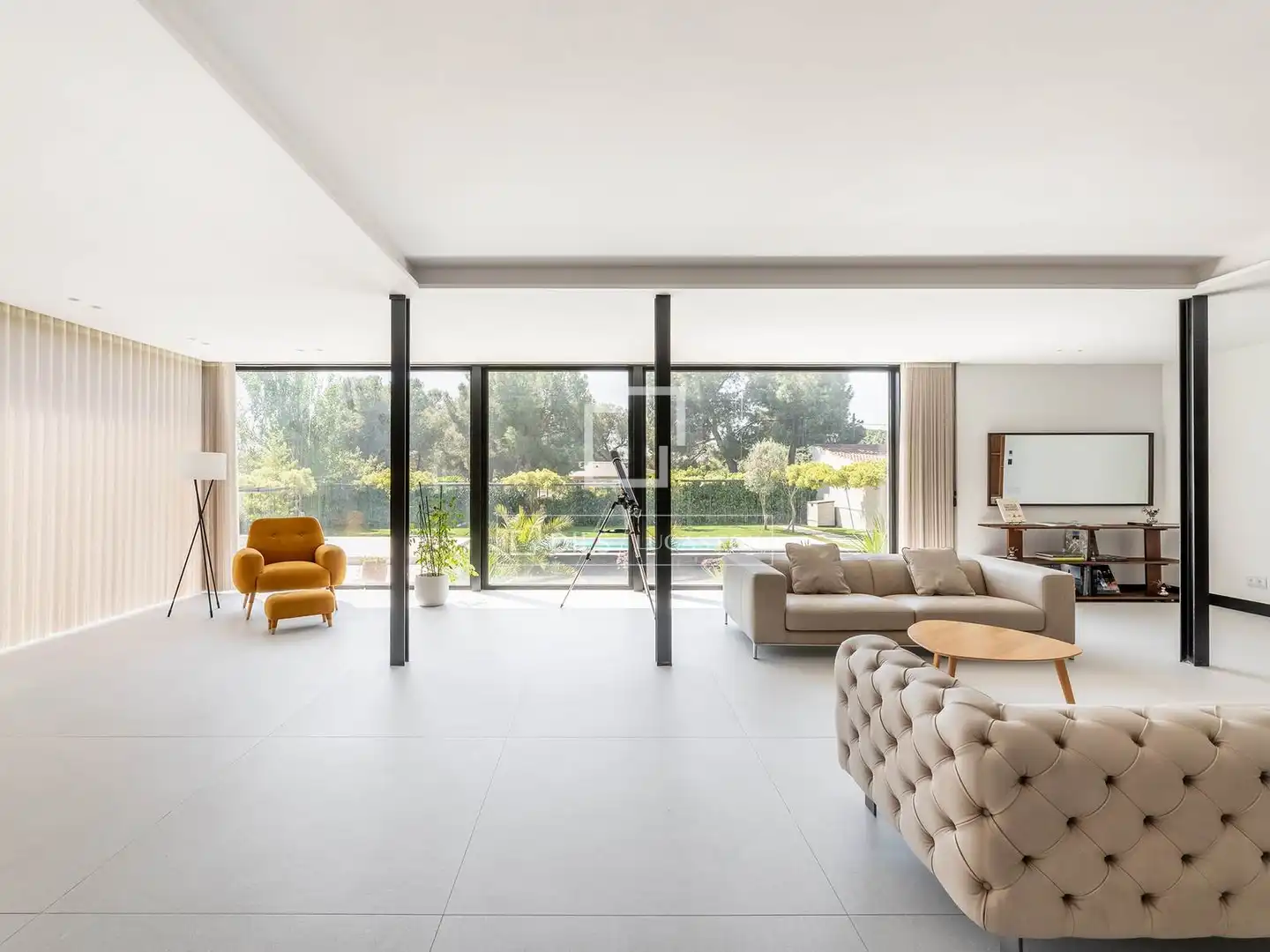 Sala d'estar de Casa o xalet en venda en Majadahonda amb Aire condicionat, Calefacció i Jardí privat