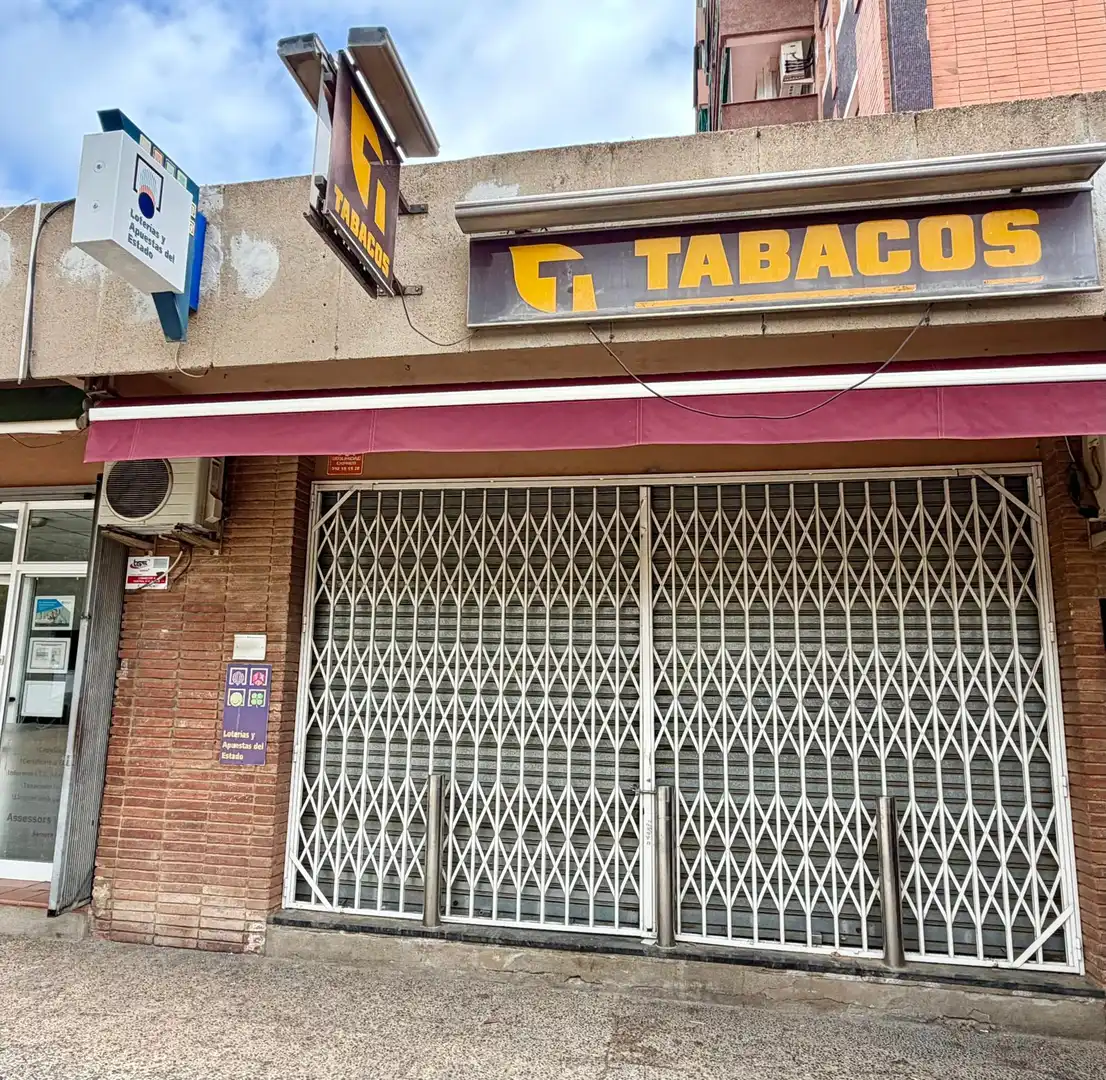 Geschaftsraum zur Miete in Carrer de Rubió i Balaguer, La Vall d'Hebron
