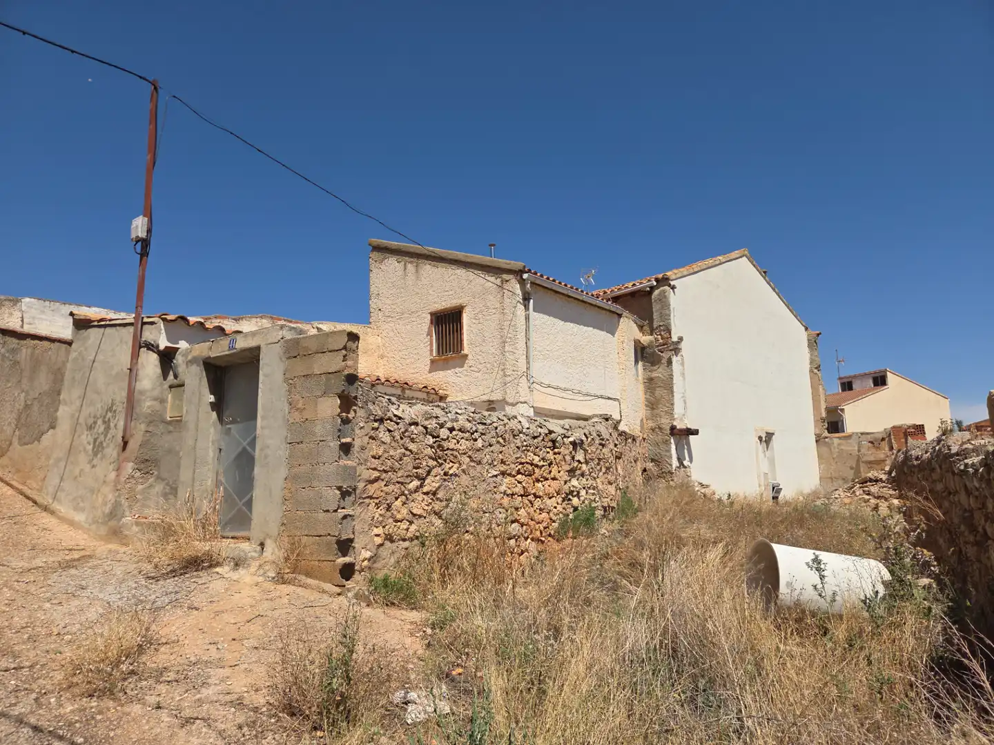 Vista exterior de Casa o xalet en venda en Alfambra amb Terrassa i Moblat