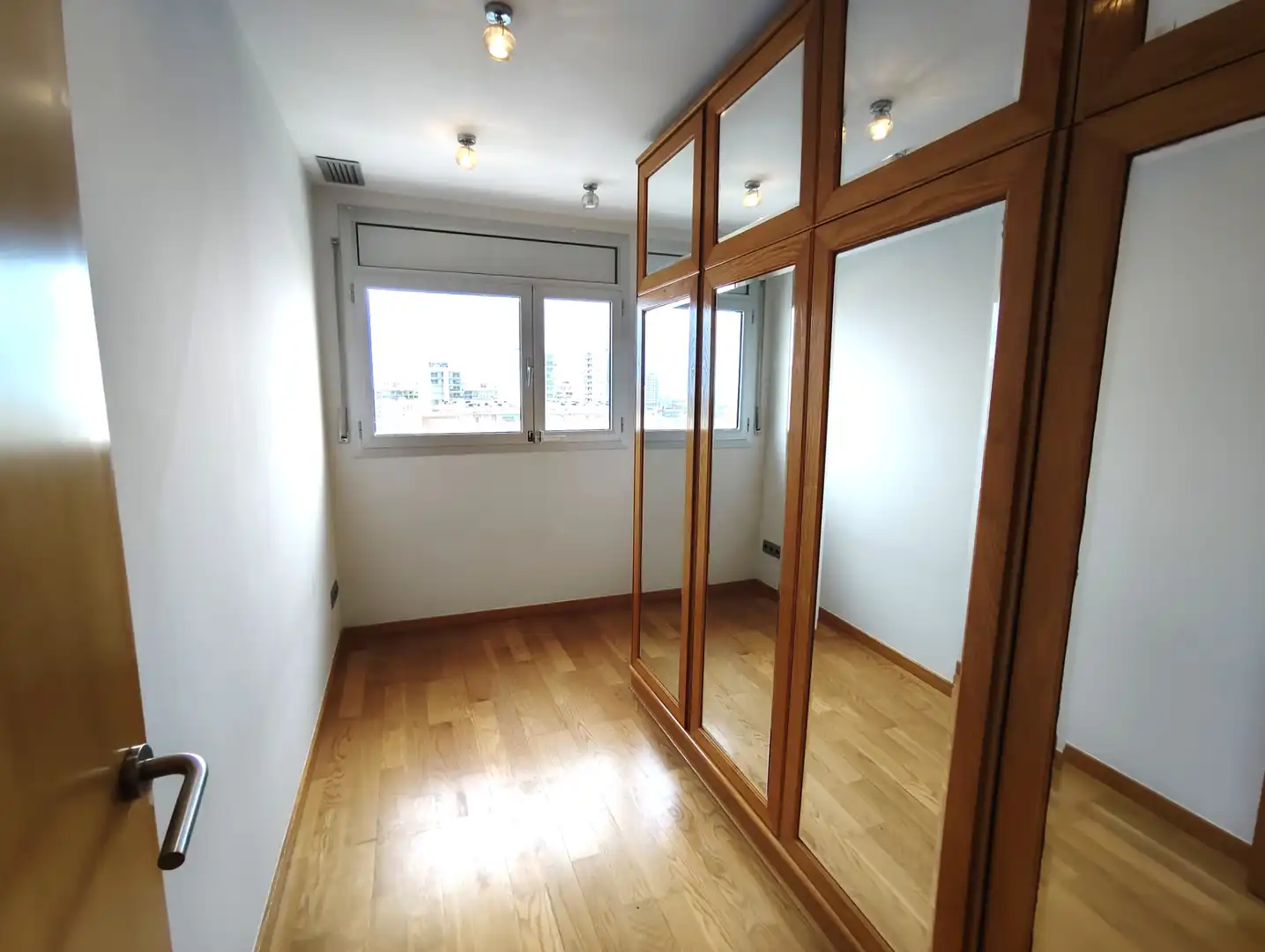 Dormitori de Àtic de lloguer en Badalona amb Aire condicionat, Calefacció i Parquet