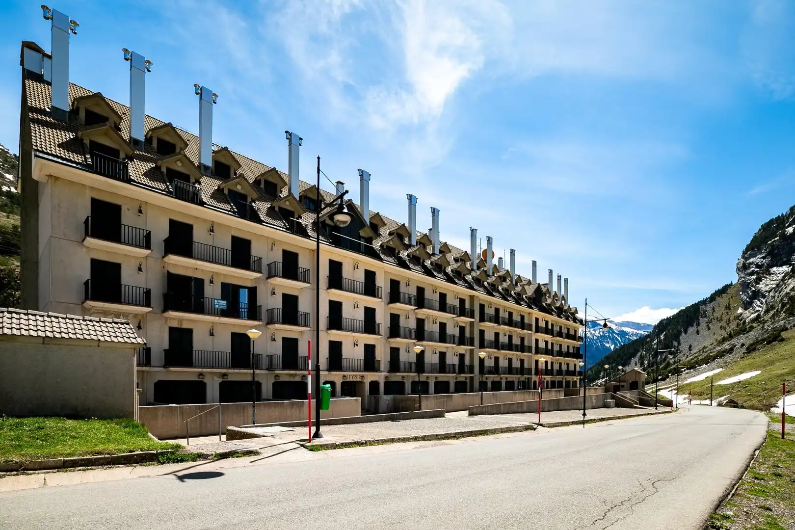 Außenansicht von Wohnung zum Verkauf in Aisa mit Heizung, Terrasse und Abstellraum