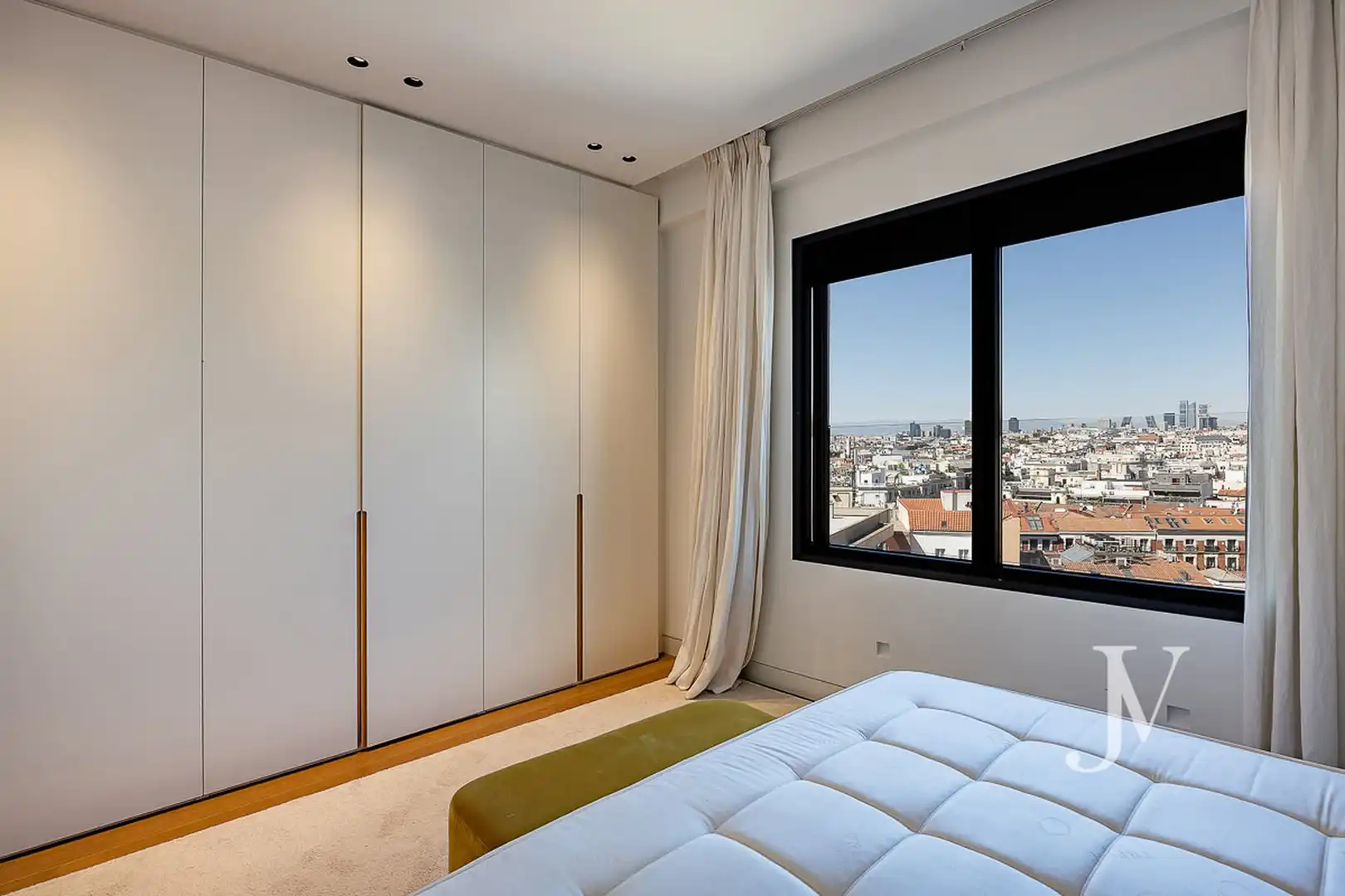 Dormitori de Dúplex de lloguer en Madrid amb Aire condicionat, Calefacció i Jardí privat