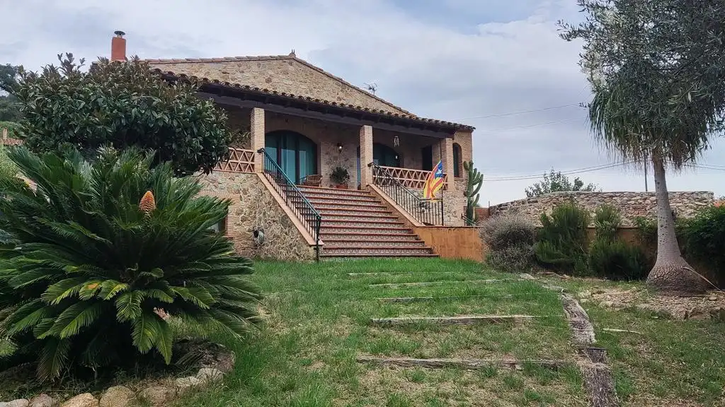 Vista exterior de Casa o xalet en venda en Masarac i Vilarnadal amb Aire condicionat, Calefacció i Jardí privat