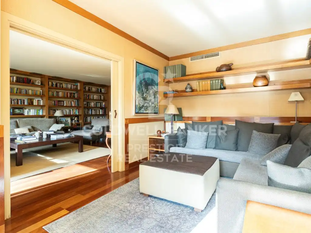 Sala de estar de Piso en venta en Barcelona con Jardín privado, Terraza y Piscina comunitaria