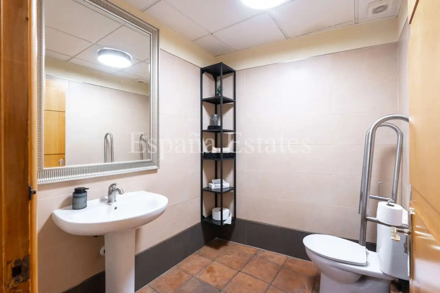 Baño de Local en venta en Nerja con Aire acondicionado