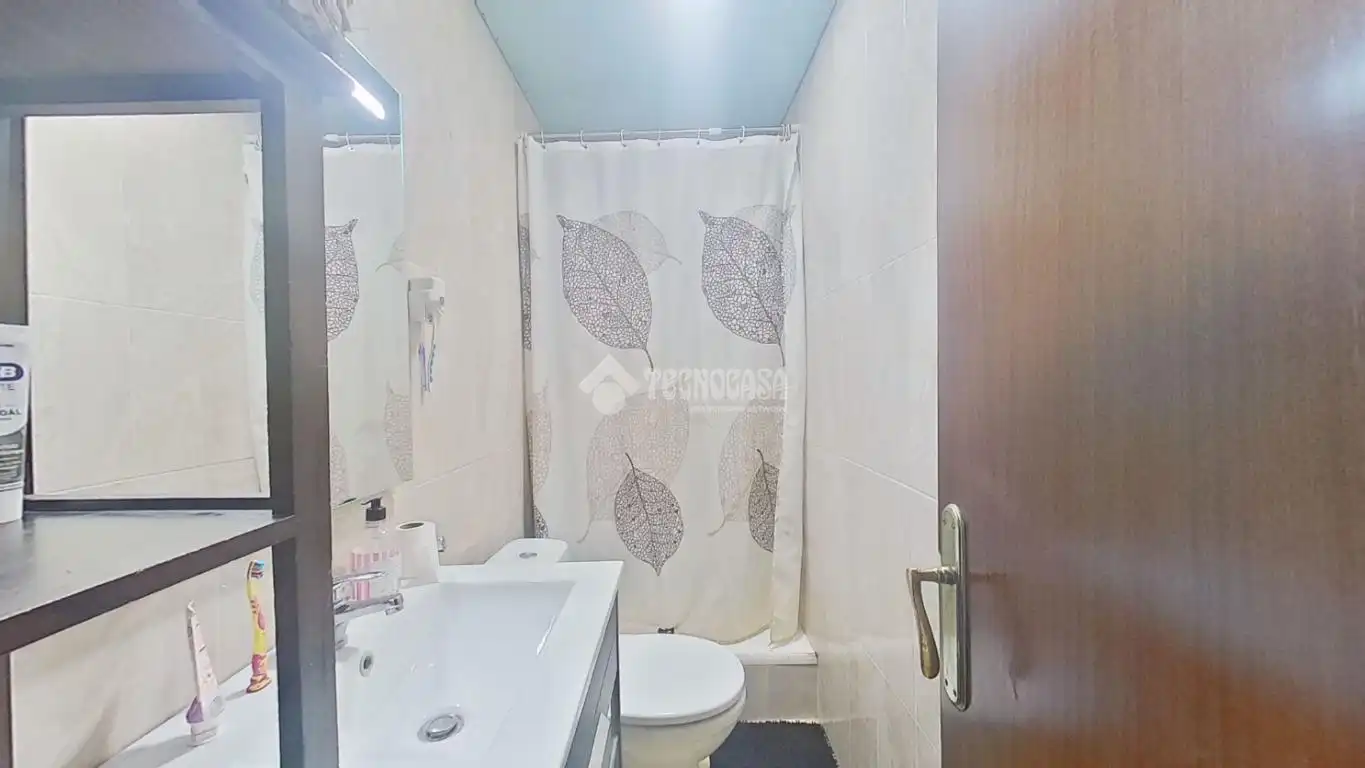 Badezimmer von Wohnung zum Verkauf in Ripollet mit Balkon