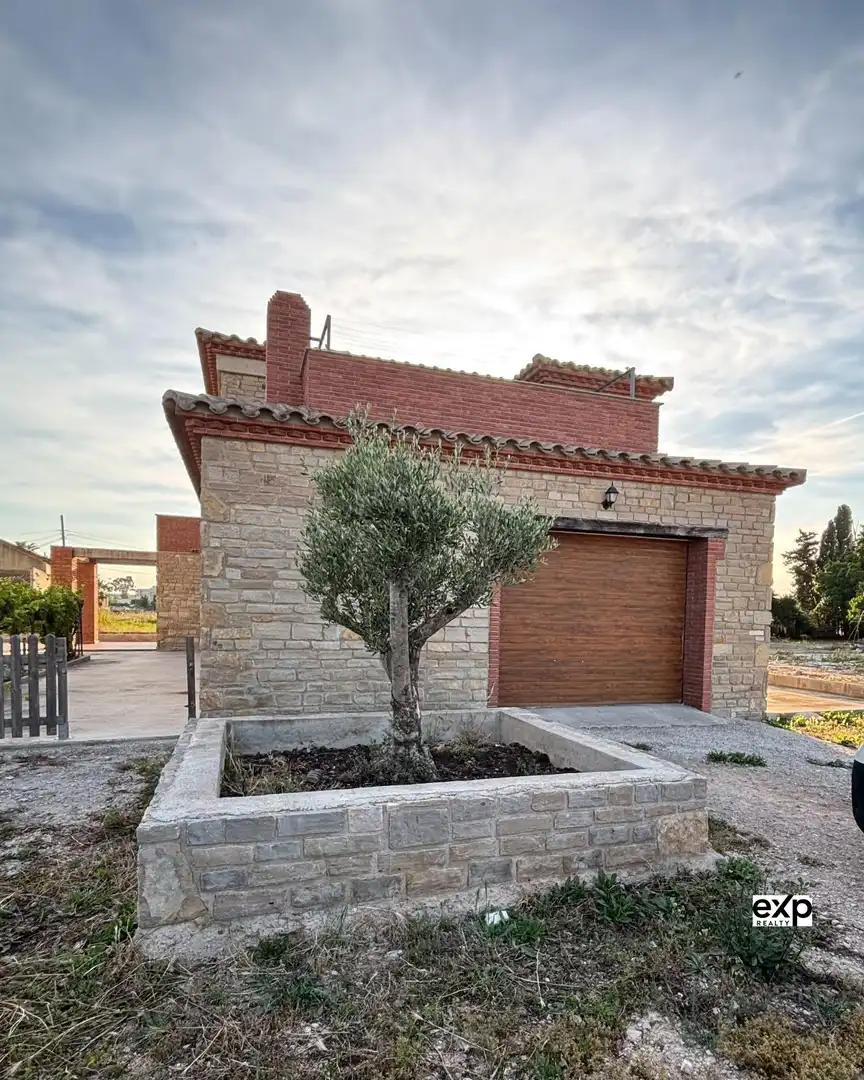 Vista exterior de Casa o xalet en venda en Deltebre amb Calefacció, Terrassa i Balcó
