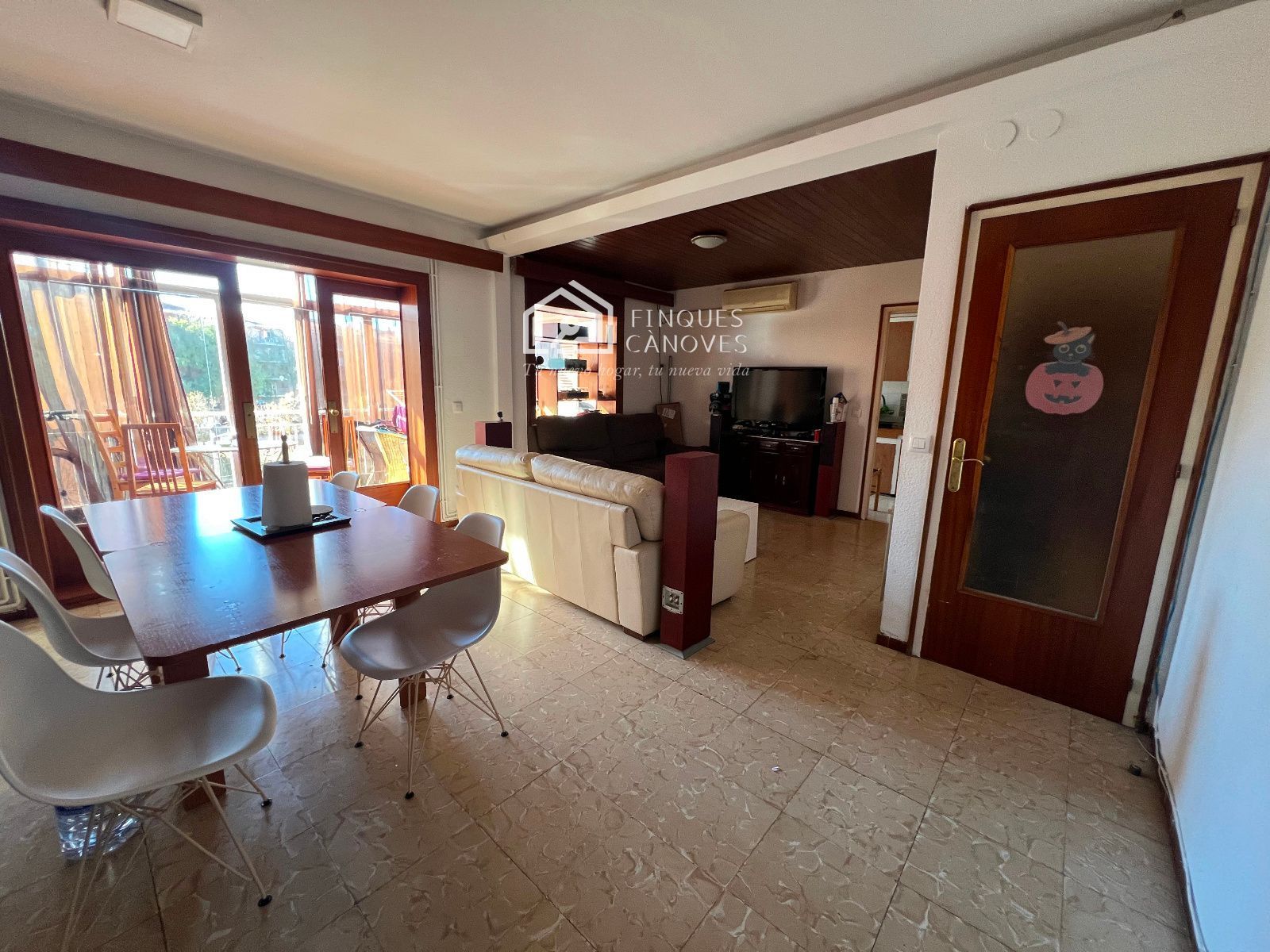Living room of Flat for sale in Girona Capital  with Heating, Terrace and Furnished