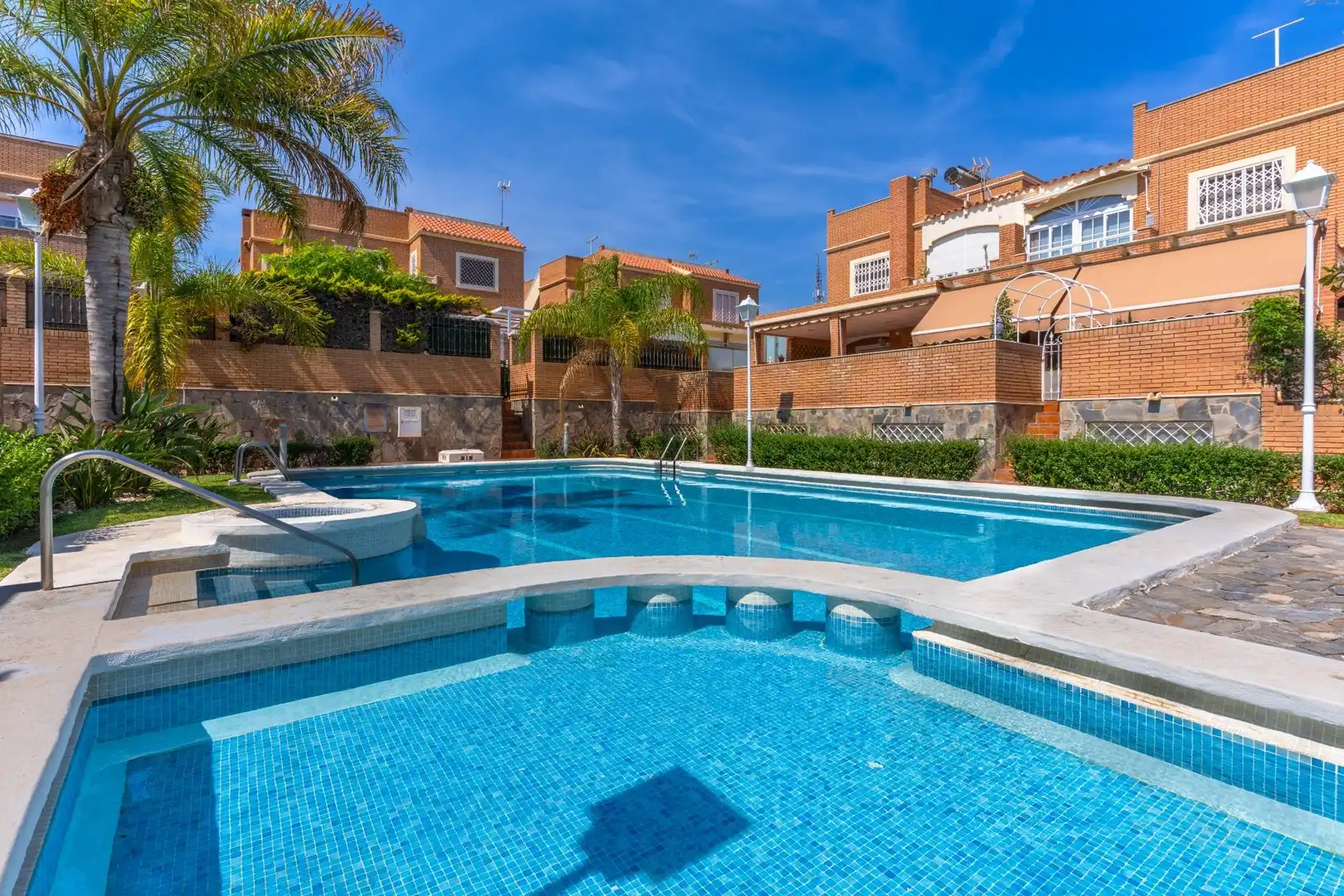 Piscina de Dúplex en venda en Almería amb Aire condicionat, Calefacció i Jardí privat