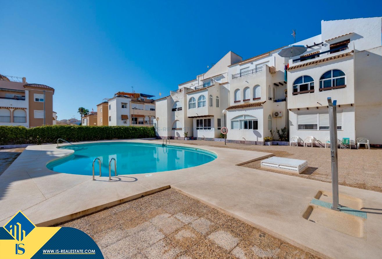 Vista exterior de Apartament en venda en Torrevieja amb Calefacció, Terrassa i Moblat