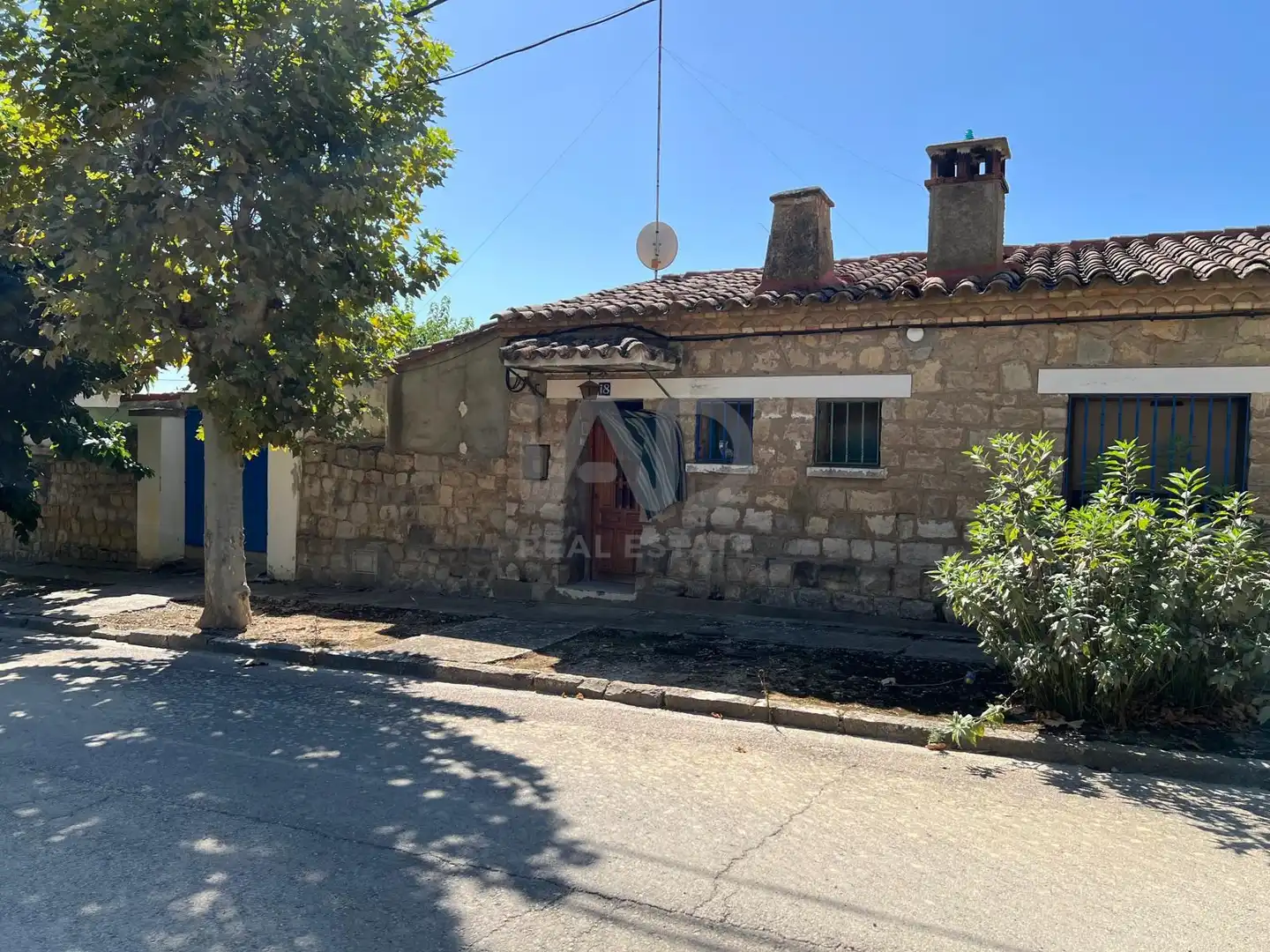 Außenansicht von Gebäude zum Verkauf in Poleñino