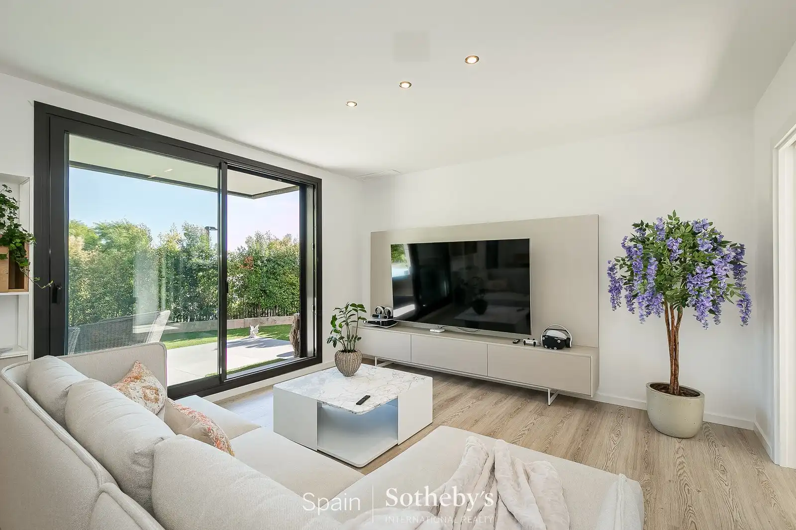 Sala d'estar de Apartament en venda en Sitges amb Aire condicionat, Jardí privat i Jacuzzi