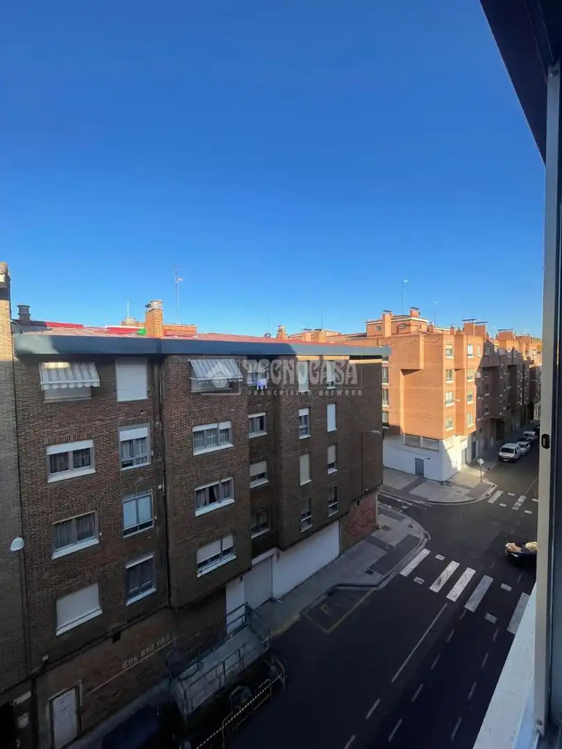 Vista exterior de Piso de alquiler en Palencia con Balcón