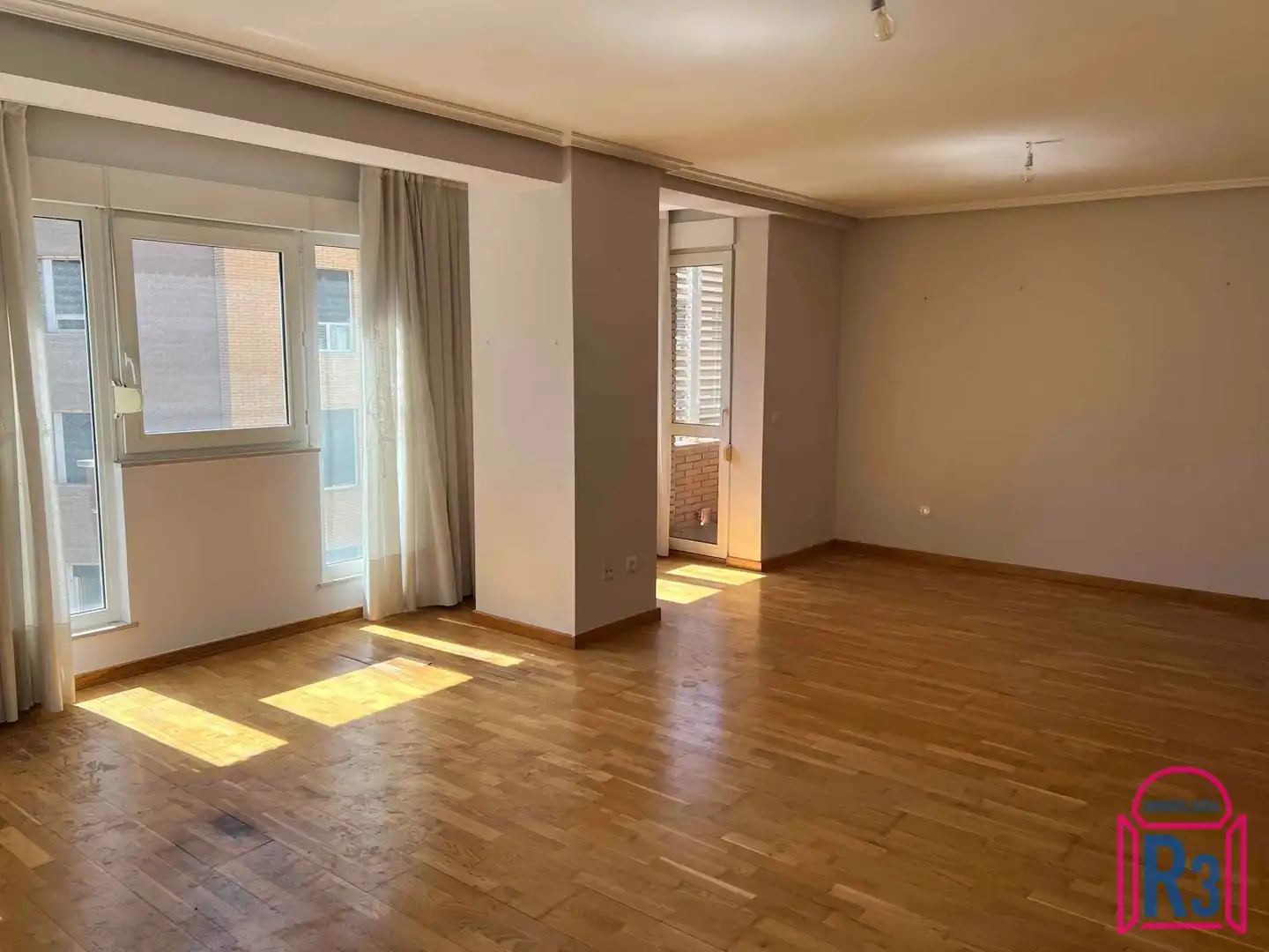 Sala d'estar de Pis en venda en León Capital  amb Calefacció, Terrassa i Traster