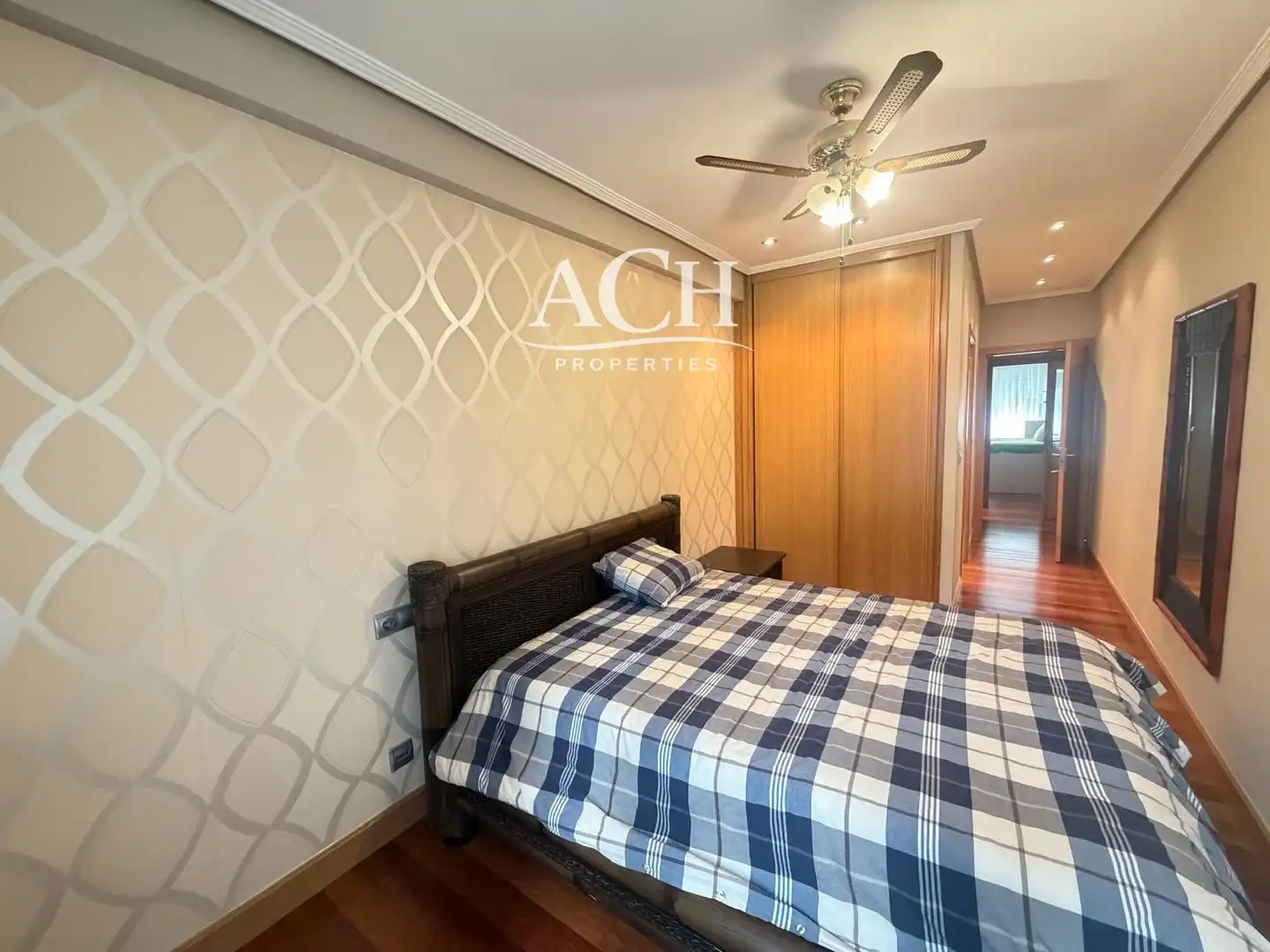 Schlafzimmer von Wohnung zur Miete in Bilbao  mit Heizung, Parkett und Möbliert