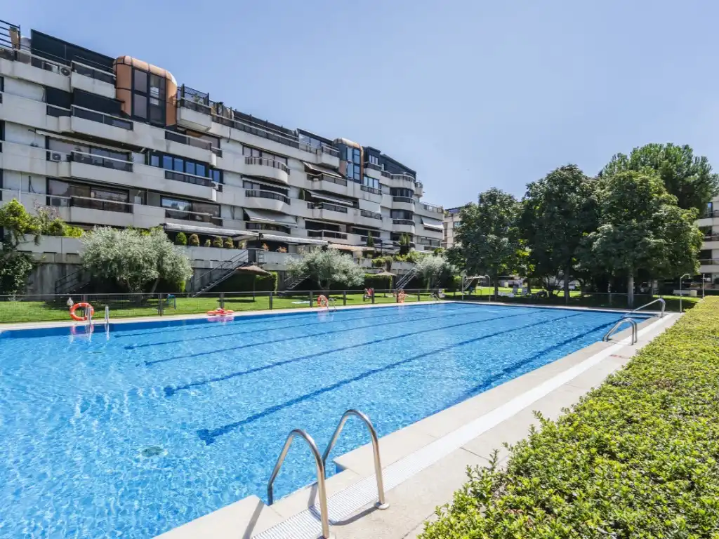 Schwimmbecken von Wohnung zur Miete in Madrid mit Klimaanlage