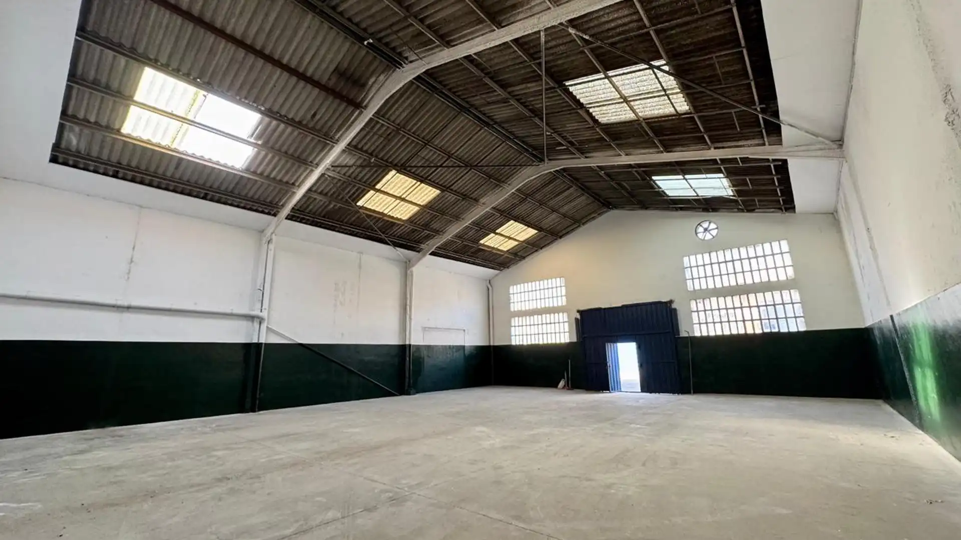 Vista exterior de Nave industrial de alquiler en Canovelles