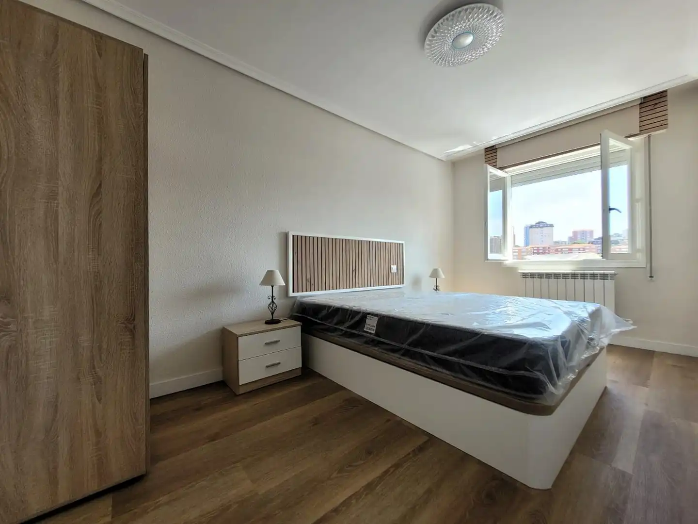 Schlafzimmer von Wohnungen zur Miete in Santander mit Heizung, Möbliert und Balkon