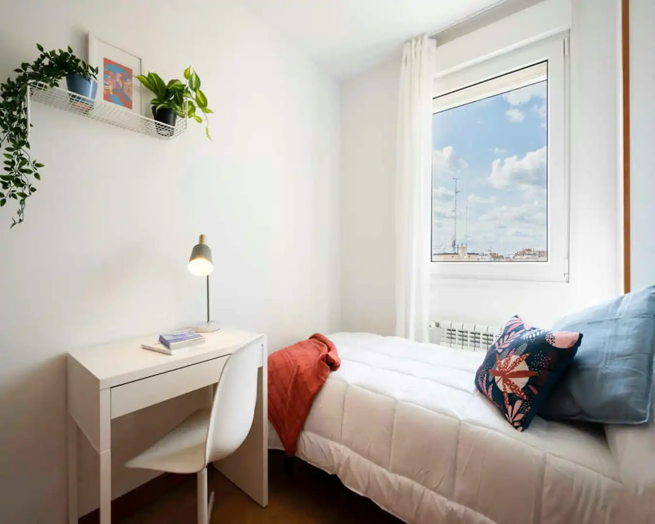 Habitación de Piso para compartir en Madrid con Lavadora y Internet