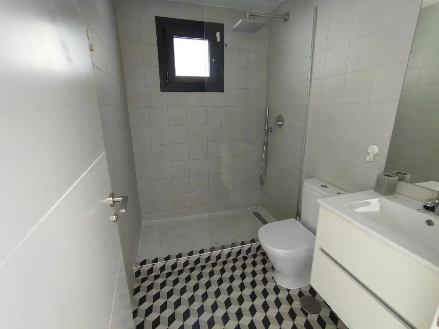Badezimmer von Wohnungen zum Verkauf in Tarifa mit Klimaanlage, Heizung und Terrasse
