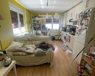 Sala d'estar de Apartament en venda en Salamanca Capital amb Balcó