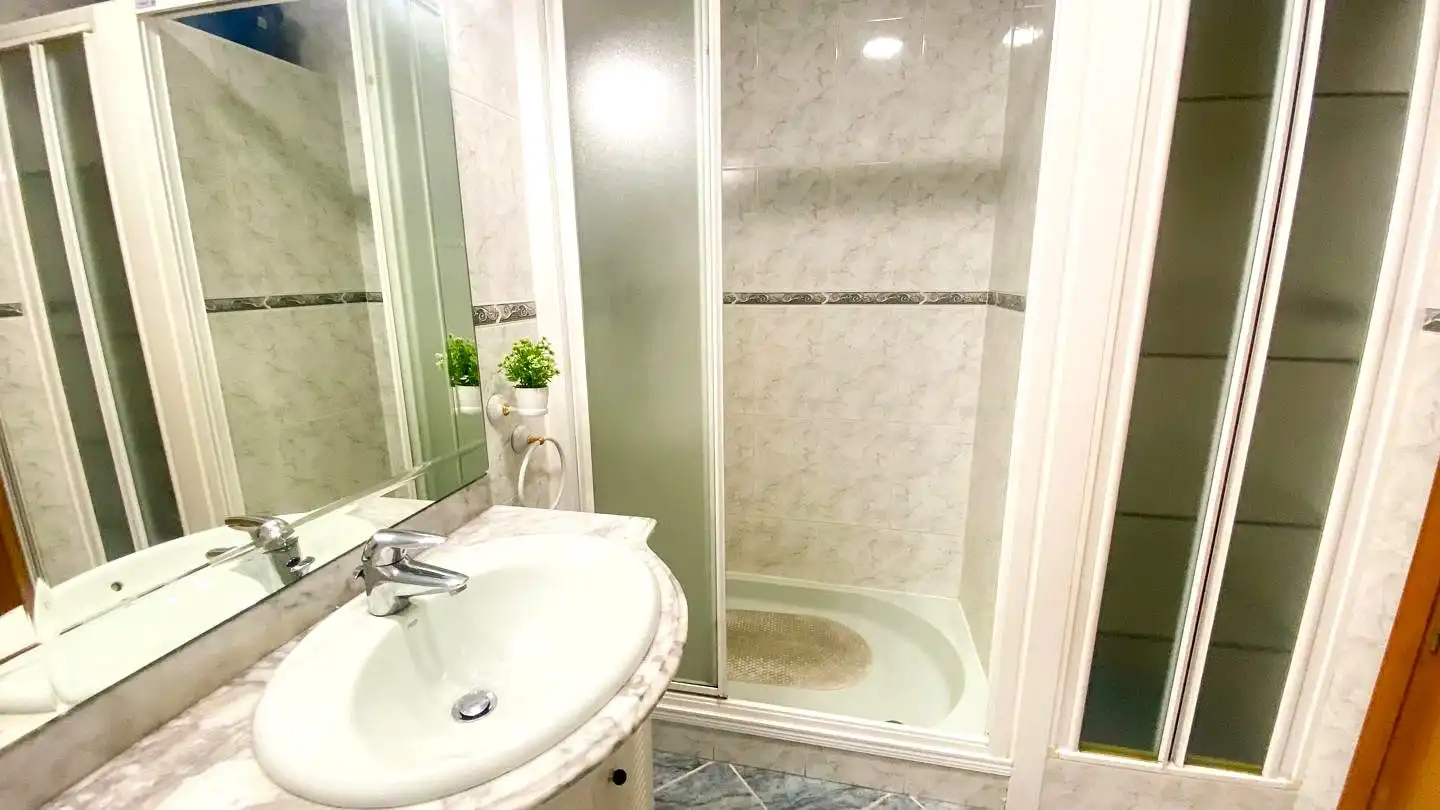 Badezimmer von Wohnung zur Miete in Arganzuela